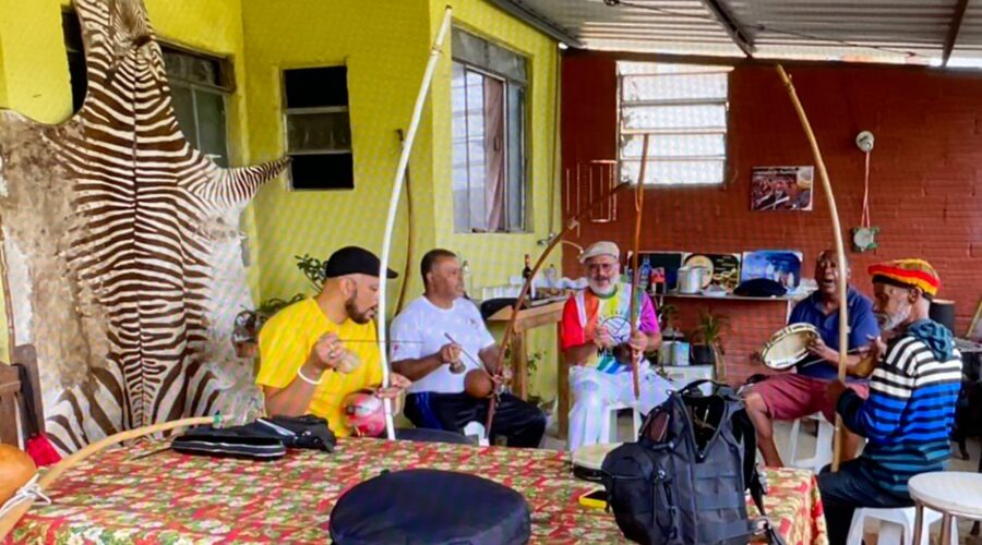 Mestres Jô - João Mendes Batista Barbosa Filho, Sabão - João Batista Lage Barbosa, Polêmico, Coroa - Mauro Delfino da Silva e Avatar de Gravatá - Giovanni Diomedson de Andrade. Rua Nicolau Westerman, Número 23, Bairro Santa Luzia, Juiz de Fora, Minas Gerais/MG, Brasil. Registro de Capoeira Mestre Polêmico - Professor Doutor João Couto Teixeira. IMG_0106. 3,25 GB. 10h15. Sábado, 19 de Outubro de 2024. HD 1080p. Universidade Livre de Estudos Culturais da Capoeira - Universidade da Capoeira - UNICAPOEIRA, Instituto de Educação Socioambiental - IESAMBI, Associação de Capoeira - ASCA e Grupo de Capoeira MEIA LUA - Fundado Terça-feira, 29 de Maio de 1962. Seja membro deste canal e ganhe benefícios: https://www.youtube.com/channel/UCE6HrA5Y_VZ4-hgw8FG13aw/join PIX - polemico72@hotmail.com