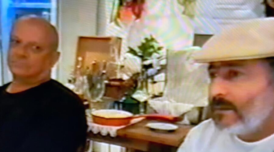 Orquestra Harmônica de Berimbaus: Mestr@s Angoleiro, Hélio Tabosa de Moraes, Bartolomeu Vieira das Chagas, Dom Ivan Zacarias Guimarães Gobbo, Polêmico, Marinheiro - Luiz Augusto, Baleado - Rizomar Torres Arruda, Laura Cavalieri Bisio, Lua Bella - Maria Isabel Melotti Xible, Mandingueiro - Peter Faluhelyi, Bruno Sampaio, Alex Bastos e Silva. Restaurante Empório Tropical, Centro Empresarial Meliá, Quadra 06, Conjunto A, Bloco B, Brasília, Distrito Federal/DF, Brasil. Registro de Capoeira Mestre Polêmico - Professor Doutor João Couto Teixeira. 7,91 GB. 20h11. Sábado, 11 de Abril de 2015. HD 1080p. MOV. Universidade Livre de Estudos Culturais da Capoeira - Universidade da Capoeira - UNICAPOEIRA, Instituto de Educação Socioambiental - IESAMBI, Associação de Capoeira - ASCA e Grupo de Capoeira MEIA LUA - Fundado Terça-feira, 29 de Maio de 1962. Seja membro deste canal e ganhe benefícios: https://www.youtube.com/channel/UCE6HrA5Y_VZ4-hgw8FG13aw/join PIX - polemico72@hotmail.com