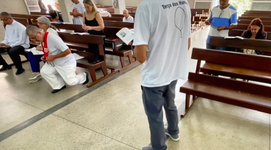 Terço dos Homens em Família: Wanderley Tagliatte. Igreja Nossa Senhora Mãe de Deus, Bairro Nossa Senhora de Lourdes, Juiz de Fora, Minas Gerais/MG, Brasil. Registro de Capoeira Mestre Polêmico - Professor Doutor João Couto Teixeira. IMG_0165. 3,62 GB. 09h15. Domingo, 10 de Novembro de 2024. HD 1080p. MOV. Universidade Livre de Estudos Culturais da Capoeira - Universidade da Capoeira - UNICAPOEIRA, Instituto de Educação Socioambiental - IESAMBI, Associação de Capoeira - ASCA e Grupo de Capoeira MEIA LUA - Fundado Terça-feira, 29 de Maio de 1962. Seja membro deste canal e ganhe benefícios: https://www.youtube.com/channel/UCE6HrA5Y_VZ4-hgw8FG13aw/join PIX - polemico72@hotmail.com