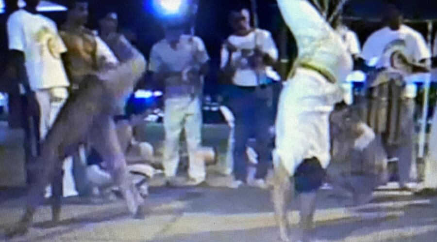 Mestr@s Barba - Roberto, Polêmico - Professor Doutor João Couto Teixeira, Alexandre José Ribeiro de Amorim, Bom Menino - Aluizio de Melo Cavalcante Júnior, Zangado - Fernando Alves, Boca Senzala - Humberto Barbosa de Sousa, Can Can - Alexandre Juan Rabelo, Lua Bonita, Graduados Preto - Paulo, Buiu, Cabeça e Graduada Fernanda Mancuso. Brasília, Distrito Federal/DF, Brasil. Registro de Capoeira Mestra Lua Bonita - Ana Cláudia Sousa Vieira. 5,75 GB. Sexta-feira, 05 de Junho de 1998. HD 1080p. MOV. Universidade Livre de Estudos Culturais da Capoeira - Universidade da Capoeira - UNICAPOEIRA, Instituto de Educação Socioambiental - IESAMBI, Associação de Capoeira - ASCA e Grupo de Capoeira MEIA LUA - Fundado Terça-feira, 29 de Maio de 1962. Orquestra Harmônica de Berimbaus. http://universidadedacapoeira.com/ Seja membro deste canal e ganhe benefícios: https://www.youtube.com/channel/UCE6HrA5Y_VZ4-hgw8FG13aw/join PIX - polemico72@hotmail.com