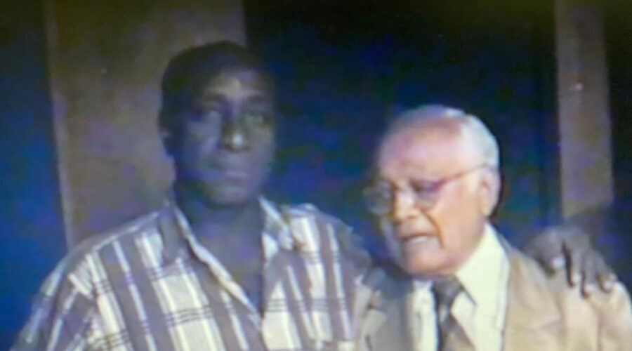 Capoeira 500 Anos - Angola e Regional: Gravação. Discentes do Centro Integrado de Ensino Especial - CIEE. Mestr@s Onça Tigre - Doutor Milton Freire de Carvalho, Lorde Bom Cabrito - Mário Rodrigues Ferreira do Rosário, Danadinho - Cláudio José Pinheiro Villar de Queiroz, Bartolomeu Vieira das Chagas, Pelé - Humberto Vieira da Silva, Polêmico, Tatá - Carlos Domingos de La Bianca Bimbato, Benedito Fernandes Almeida, Pezão - José Ribamar Teixeira Silva, Bom Menino - Aluizio de Melo Cavalcanti Júnior, Mandingueiro, Lua Bonita - Ana Cláudia Souza Vieira, Radi - Vassili Ivanov, Jácomo Queiroz e Ana Schramm. Franco - Studio 57. SCLN 205, Brasília, Distrito Federal/DF, Brasil. Registro de Capoeiras Mestres Polêmico - Professor Doutor João Couto Teixeira, Mandingueiro - Professor Doutor Peter Faluhelyi e Frederico Lins Brasiliense. 4,04 GB. Domingo, 08 de Novembro de 1998. Matriz. HD 1080p. MOV. Universidade Livre de Estudos Culturais da Capoeira - Universidade da Capoeira - UNICAPOEIRA, Instituto de Educação Socioambiental - IESAMBI, Associação de Capoeira - ASCA e Grupo de Capoeira MEIA LUA - Fundado Terça-feira, 29 de Maio de 1962. Orquestra Harmônica de Berimbaus. http://universidadedacapoeira.com/ Seja membro deste canal e ganhe benefícios: https://www.youtube.com/channel/UCE6HrA5Y_VZ4-hgw8FG13aw/join PIX - polemico72@hotmail.com