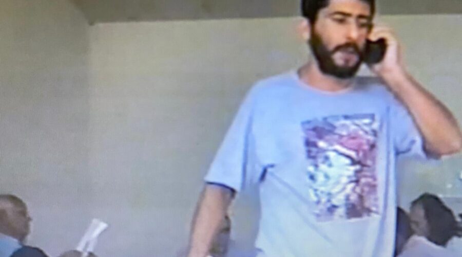 Mestres Onça Tigre - Doutor Milton Freire de Carvalho, Danadinho - Cláudio José Pinheiro Villar de Queiroz, Pelé - Humberto Vieira da Silva, Polêmico - Professor Doutor João Couto Teixeira, Squizyto - Reginaldo Silveira da Costa, Mandingueiro - Professor Doutor Peter Faluhelyi e Aluno Reginaldo. Projeto Capoeira na Escola, Centro de Ensino Médio Setor Leste - CEMSL, Brasília, Distrito Federal/DF, Brasil. Registro de Cinegrafista Euro. Matriz. 11,95 GB. Sábado, 17 de Abril de 1999. HD 1080. MOV. Universidade Livre de Estudos Culturais da Capoeira - Universidade da Capoeira - UNICAPOEIRA, Instituto de Educação Socioambiental - IESAMBI, Associação de Capoeira - ASCA e Grupo de Capoeira MEIA LUA - Fundado Terça-feira, 29 de Maio de 1962. Orquestra Harmônica de Berimbaus. http://universidadedacapoeira.com/ Seja membro deste canal e ganhe benefícios: https://www.youtube.com/channel/UCE6HrA5Y_VZ4-hgw8FG13aw/join PIX - polemico72@hotmail.com