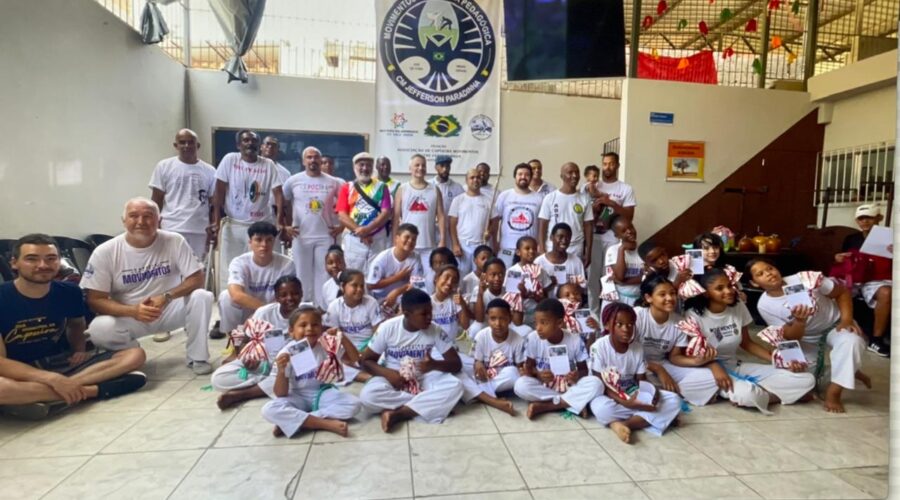 Mestres José Antônio da Silva Pinheiro, Polêmico - Professor Doutor João Couto Teixeira, Canela Roxa, Coroa - Mauro Delfino da Silva, Fila, Ricardo, Pigmeu - Fernando Gaudereto de Virgílio, Alex - Alexsandro de Rezende Carvalho, Jefferson Gomes Nogueira, Rodny, Popó - Yansey de Moraes. Grupo Capoeira Pedagógica. Mutirão da Meninada, Bairro Vale Verde, Juiz de Fora, Minas Gerais/MG, Brasil. Registro de Capoeira Luan Nogueira. IMG_0215. 17,89 GB. 09h15. Domingo, 07 de Dezembro de 2024. HD 1080p. Universidade Livre de Estudos Culturais da Capoeira - Universidade da Capoeira - UNICAPOEIRA, Instituto de Educação Socioambiental - IESAMBI, Associação de Capoeira - ASCA e Grupo de Capoeira MEIA LUA - Fundado Terça-feira, 29 de Maio de 1962. Seja membro deste canal e ganhe benefícios: https://www.youtube.com/channel/UCE6HrA5Y_VZ4-hgw8FG13aw/join PIX - polemico72@hotmail.com