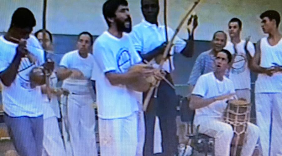 Mestr@s Lorde Bom Cabrito - Mário Rodrigues Ferreira do Rosário, Pombo de Ouro - José Bispo Correia, Pelé - Humberto Vieira da Silva, Polêmico - Professor Doutor João Couto Teixeira, Benedito Fernandes Almeida, Bom Menino - Aluizio de Melo Cavalcanti Junior, Lua Bonita - Ana Cláudia Sousa Vieira, Radi - Vassili Ivanov, Mandingueiro, Discentes do Centro Integrado de Ensino Especial - CIEE. CASEB, Brasília, Distrito Federal/DF, Brasil. Registro de Capoeira Mestre Mandingueiro - Professor Doutor Peter Faluhelyi. 8,11 GB. Quinta-feira, 19 de Novembro de 1998. Matriz. HD 1080. MOV. Universidade Livre de Estudos Culturais da Capoeira - Universidade da Capoeira - UNICAPOEIRA, Instituto de Educação Socioambiental - IESAMBI, Associação de Capoeira - ASCA e Grupo de Capoeira MEIA LUA - Fundado Terça-feira, 29 de Maio de 1962. Orquestra Harmônica de Berimbaus. http://universidadedacapoeira.com/ Seja membro deste canal e ganhe benefícios: https://www.youtube.com/channel/UCE6HrA5Y_VZ4-hgw8FG13aw/join PIX - polemico72@hotmail.com