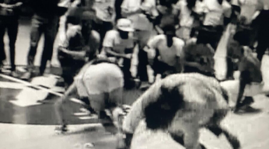 Festival Praia Verde: Mestres João Pequeno - João Pereira dos Santos, Boca Rica - Manoel Silva, Curió - Jaime Martins dos Santos, Cobra Mansa - Cinézio Feliciano Peçanha, Bartolomeu Vieira das Chagas, Diabo Louro - Leonides de la Bianca Bimbato, Pezão - José Ribamar Teixeira Silva, Squisyto - Reginaldo Silveira da Costa, Tatá - Carlos Domingos de La Bianca Bimbato, Adelmo Pereira Lima, Bom Menino - Aluizio de Melo Cavalcante Júnior, Zangado - Fernando Alves da Silva. Departamento de Educação Física Esportes e Recreação - DEFER, Brasília, Distrito Federal/DF, Brasil. Acervo de Capoeira Mestre Benedito Fernandes Almeida. Registro de Capoeira Mestre Polêmico - Professor Doutor João Couto Teixeira. 9,34 GB. Sexta-feira, 31 de Outubro de 1986. Universidade Livre de Estudos Culturais da Capoeira - Universidade da Capoeira - UNICAPOEIRA, Instituto de Educação Socioambiental - IESAMBI, Associação de Capoeira - ASCA e Grupo de Capoeira MEIA LUA - Fundado Terça-feira, 29 de Maio de 1962. Orquestra Harmônica de Berimbaus. Seja membro deste canal e ganhe benefícios: https://www.youtube.com/channel/UCE6HrA5Y_VZ4-hgw8FG13aw/join PIX - polemico72@hotmail.com