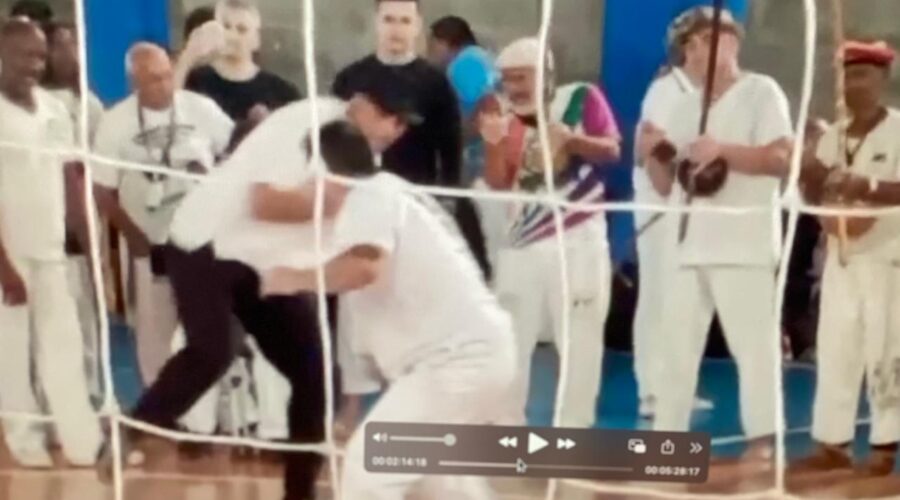 Mestres Paulo Lopes de Carvalho e Pongá - Fernando César Coelho. Secretaria de Esporte e Lazer - SESPORTE, Avenida Rui Barbosa, Múmero 530. CEP 36.045-410, Bairro Santa Terezinha, Juiz de Fora, Minas Gerais/MG, Brasil. Registro de Capoeira Mestre Polêmico - Professor Doutor João Couto Teixeira. 623,4 MB. 13h53. Sábado, 23 de Novembro de 2024. HD 1080p. MOV. Universidade Livre de Estudos Culturais da Capoeira - Universidade da Capoeira - UNICAPOEIRA, Instituto de Educação Socioambiental - IESAMBI, Associação de Capoeira - ASCA e Grupo de Capoeira MEIA LUA - Fundado Terça-feira, 29 de Maio de 1962. Orquestra Harmônica de Berimbaus. Seja membro deste canal e ganhe benefícios: https://www.youtube.com/channel/UCE6HrA5Y_VZ4-hgw8FG13aw/join PIX - polemico72@hotmail.com