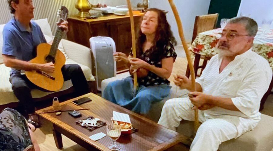 Aniversário de Ligia Maria de Oliveira Barros: Mestr@s Polêmico, Mandingueiro - Peter Faluhelyi, Laura Cavalieri Bisio e Estrela Dalva - Artista Plástica e Cineasta Salete Libardoni. Brasília, Distrito Federal/DF, Brasil. Registro de Capoeira Mestre Polêmico - Professor Doutor João Couto Teixeira. IMG_5771. 4,08 GB. 18h00. Domingo, 21 de Setembro de 2025. HD 1080p. MOV. Universidade Livre de Estudos Culturais da Capoeira - Universidade da Capoeira - UNICAPOEIRA, Instituto de Educação Socioambiental - IESAMBI, Associação de Capoeira - ASCA e Grupo de Capoeira MEIA LUA - Fundado Terça-feira, 29 de Maio de 1962. http://universidadedacapoeira.com/ Seja membro deste canal e ganhe benefícios: https://www.youtube.com/channel/UCE6HrA5Y_VZ4-hgw8FG13aw/join PIX - polemico72@hotmail.com