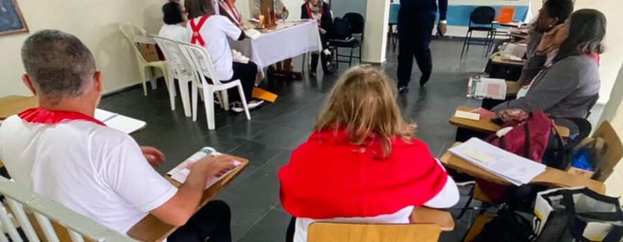 Apóstol@s da Oração ao Sagrado Coração de Jesus: Coordenadora Lúcia Cristina Grandi Pires e Vice Maria Tereza Fonseca Aleixo. Reunião. Salão Paroquial, Igreja Nossa Senhora Mãe de Deus, Bairro Nossa Senhora de Lourdes, Juiz de Fora, Minas Gerais/MG, Brasil. Registro de Capoeira Mestre Polêmico - Professor Doutor João Couto Teixeira. IMG_3923. 10,72 GB. 09h26. Sexta-feira, 04 de Julho de 2025. HD 1080p. MOV. Universidade Livre de Estudos Culturais da Capoeira - Universidade da Capoeira - UNICAPOEIRA, Instituto de Educação Socioambiental - IESAMBI, Associação de Capoeira - ASCA e Grupo de Capoeira MEIA LUA - Fundado Terça-feira, 29 de Maio de 1962. http://universidadedacapoeira.com/ Seja membro deste canal e ganhe benefícios: https://www.youtube.com/channel/UCE6HrA5Y_VZ4-hgw8FG13aw/join PIX - polemico72@hotmail.com
