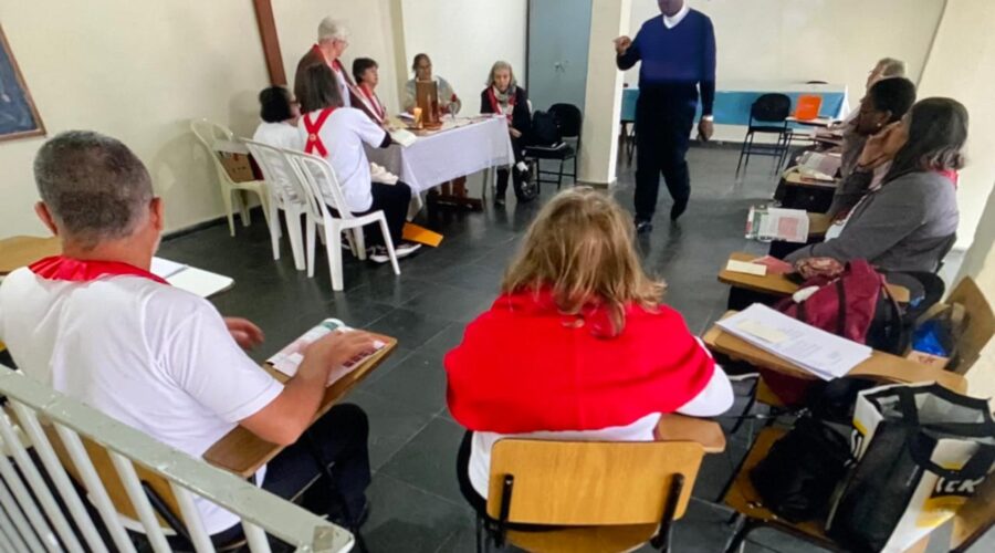 Apóstol@s da Oração ao Sagrado Coração de Jesus: Coordenadora Lúcia Cristina Grandi Pires e Vice Maria Tereza Fonseca Aleixo. Reunião. Salão Paroquial, Igreja Nossa Senhora Mãe de Deus, Bairro Nossa Senhora de Lourdes, Juiz de Fora, Minas Gerais/MG, Brasil. Registro de Capoeira Mestre Polêmico - Professor Doutor João Couto Teixeira. IMG_3923. 10,72 GB. 09h26. Sexta-feira, 04 de Julho de 2025. HD 1080p. MOV. Universidade Livre de Estudos Culturais da Capoeira - Universidade da Capoeira - UNICAPOEIRA, Instituto de Educação Socioambiental - IESAMBI, Associação de Capoeira - ASCA e Grupo de Capoeira MEIA LUA - Fundado Terça-feira, 29 de Maio de 1962. http://universidadedacapoeira.com/ Seja membro deste canal e ganhe benefícios: https://www.youtube.com/channel/UCE6HrA5Y_VZ4-hgw8FG13aw/join PIX - polemico72@hotmail.com