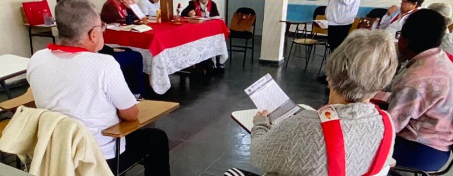 Apóstol@s da Oração ao Sagrado Coração de Jesus: Reunião sem Celebração, com Participação de Elzy Maria de Souza Ferreira Dulço e Isis Emilia Santana Vieira Reis. Salão Paroquial, Igreja Nossa Senhora Mãe de Deus, Bairro Nossa Senhora de Lourdes, Juiz de Fora, Minas Gerais/MG, Brasil. Registro de Capoeira Mestre Polêmico - Professor João Couto Teixeira. IMG_4816. 6,73 GB. 09h00. Sexta-feira, 01 de Agosto de 2025. HD 1080p. MOV. Universidade Livre de Estudos Culturais da Capoeira - Universidade da Capoeira - UNICAPOEIRA, Instituto de Educação Socioambiental - IESAMBI, Associação de Capoeira - ASCA e Grupo de Capoeira MEIA LUA - Fundado Terça-feira, 29 de Maio de 1962. http://universidadedacapoeira.com/ Seja membro deste canal e ganhe benefícios: https://www.youtube.com/channel/UCE6HrA5Y_VZ4-hgw8FG13aw/join PIX - polemico72@hotmail.com