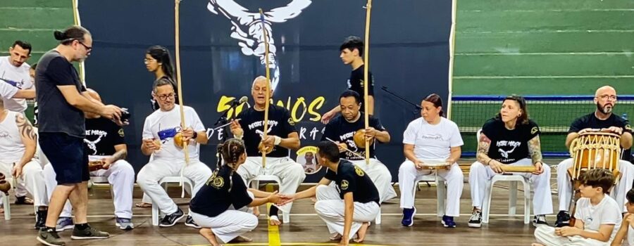 Capoeira Movimentos: Mestre Fábio Parada. Cantoria. Santos, São Paulo/SP, Brasil. Registro de Capoeira Mestre Polêmico - Professor Doutor João Couto Teixeira. IMG_6138/90. 1,27 GB. 04h47/21h00. Domingo, 05 de Outubro de 2025. HD 1080. #capoeiramestresombrarobertotelesdeoliveira #capoeiramestrefabioparada #capoeiramestreeduardostorti #capoeiramestrejoserobertozanetti #capoeiramestreniltonribasmartinsjunior #capoeiramestremarcelocunha #capoeiramestremarciosantos #capoeiramestregogodeourorogeriofonseca #capoeiramestrakatia #capoeiramestrecartaonesonjunior #capoeiramestrewagner #capoeiramestrejeffersongomesnogueira #capoeiramestreflexarenatopereiragonçalves #capoeiramestremontanhamarshallcarder #capoeiramestresorrisoandre #capoeiramestraannaoya Universidade Livre de Estudos Culturais da Capoeira - Universidade da Capoeira - UNICAPOEIRA, Instituto de Educação Socioambiental - IESAMBI, Associação de Capoeira - ASCA e Grupo de Capoeira MEIA LUA - Fundado Terça-feira, 29 de Maio de 1962. http://universidadedacapoeira.com/ Seja membro deste canal e ganhe benefícios: https://www.youtube.com/channel/UCE6HrA5Y_VZ4-hgw8FG13aw/join PIX - polemico72@hotmail.com