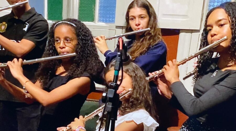 Estêvão Couto Teixeira - Recital Alun@s. Flauta. Madame Geváh, Rua Marechal Deodoro, Número 280, Bairro Centro, Juiz de Fora, Minas Gerais/MG, Brasil. Registro de Capoeira Mestre Polêmico - Professor Doutor João Couto Teixeira. IMG_4292. 7,82 GB. 17h00. Terça-feira, 15 de Julho de 2025. HD 1080p. MOV. Universidade Livre de Estudos Culturais da Capoeira - Universidade da Capoeira - UNICAPOEIRA, Instituto de Educação Socioambiental - IESAMBI, Associação de Capoeira - ASCA e Grupo de Capoeira MEIA LUA - Fundado Terça-feira, 29 de Maio de 1962. http://universidadedacapoeira.com/ Seja membro deste canal e ganhe benefícios: https://www.youtube.com/channel/UCE6HrA5Y_VZ4-hgw8FG13aw/join PIX - polemico72@hotmail.com