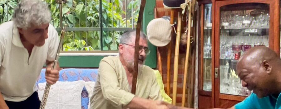Som: Estêvão Couto Teixeira - Flauta, Mestres Polêmico - Berimbau e Coroa - Mauro Delfino da Silva - Pandeiro. Sala de Visitas, Tigüéra 360, Juiz de Fora, Minas Gerais/MG, Brasil. Registro de Capoeira Mestre Polêmico - Professor Doutor João Couto Teixeira. IMG_0658. 3,65 GB. 16h52. Quarta-feira, 08 de Outubro de 2025. HD 1080p. MOV. Universidade Livre de Estudos Culturais da Capoeira - Universidade da Capoeira - UNICAPOEIRA, Instituto de Educação Socioambiental - IESAMBI, Associação de Capoeira - ASCA e Grupo de Capoeira MEIA LUA - Fundado Terça-feira, 29 de Maio de 1962. Orquestra Harmônica de Berimbaus. http://universidadedacapoeira.com/ Seja membro deste canal e ganhe benefícios: https://www.youtube.com/channel/UCE6HrA5Y_VZ4-hgw8FG13aw/join PIX - polemico72@hotmail.com
