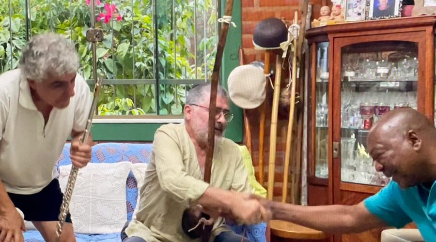 Som: Estêvão Couto Teixeira - Flauta, Mestres Polêmico - Berimbau e Coroa - Mauro Delfino da Silva - Pandeiro. Sala de Visitas, Tigüéra 360, Juiz de Fora, Minas Gerais/MG, Brasil. Registro de Capoeira Mestre Polêmico - Professor Doutor João Couto Teixeira. IMG_0658. 3,65 GB. 16h52. Quarta-feira, 08 de Outubro de 2025. HD 1080p. MOV. Universidade Livre de Estudos Culturais da Capoeira - Universidade da Capoeira - UNICAPOEIRA, Instituto de Educação Socioambiental - IESAMBI, Associação de Capoeira - ASCA e Grupo de Capoeira MEIA LUA - Fundado Terça-feira, 29 de Maio de 1962. Orquestra Harmônica de Berimbaus. http://universidadedacapoeira.com/ Seja membro deste canal e ganhe benefícios: https://www.youtube.com/channel/UCE6HrA5Y_VZ4-hgw8FG13aw/join PIX - polemico72@hotmail.com