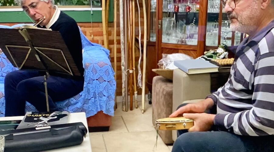 Estêvão Couto Teixeira, Flauta - Mestre Polêmico, Pandeiro. Choros Pixinguinha. Sala de Visitas, Tigüéra 360, Juiz de Fora, Minas Gerais/MG, Brasil. Registro de Capoeira Mestre Polêmico - Professor João Couto Teixeira. IMG_5113. 1,36 GB. 15h50. Sexta-feira, 15 de Agosto de 2025. HD 1080p. MOV. Universidade Livre de Estudos Culturais da Capoeira - Universidade da Capoeira - UNICAPOEIRA, Instituto de Educação Socioambiental - IESAMBI, Associação de Capoeira - ASCA e Grupo de Capoeira MEIA LUA - Fundado Terça-feira, 29 de Maio de 1962. Orquestra Harmônica de Berimbaus. http://universidadedacapoeira.com/ Seja membro deste canal e ganhe benefícios: https://www.youtube.com/channel/UCE6HrA5Y_VZ4-hgw8FG13aw/join PIX - polemico72@hotmail.com