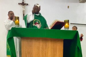 Celebração Eucarística: Padre Guanair da Silva Santos. Diácono Márcio Rosa dos Santos. Acolhida Ana dos Santos. Salmo 89 Vós Fostes, Ó Senhor, um Refúgio para Nós - Mestre Polêmico. Igreja Nossa Senhora da Visitação, Bairro Tigüéra, Juiz de Fora, Minas Gerais/MG, Brasil. Registro de Capoeira Mestre Polêmico - Professor Doutor João Couto Teixeira. IMG_5505. 6,01 GB. 07h00. Domingo, 07 de Setembro de 2025. MOV. Universidade Livre de Estudos Culturais da Capoeira - Universidade da Capoeira - UNICAPOEIRA, Instituto de Educação Socioambiental - IESAMBI, Associação de Capoeira - ASCA e Grupo de Capoeira MEIA LUA - Fundado Terça-feira, 29 de Maio de 1962. http://universidadedacapoeira.com/ Seja membro deste canal e ganhe benefícios: https://www.youtube.com/channel/UCE6HrA5Y_VZ4-hgw8FG13aw/join PIX - polemico72@hotmail.com