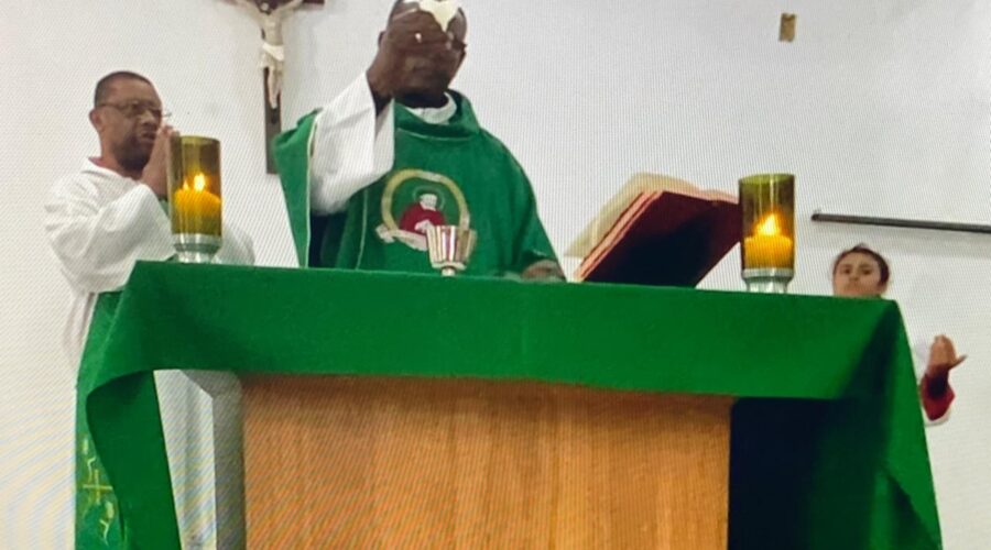 Celebração Eucarística: Padre Guanair da Silva Santos. Diácono Márcio Rosa dos Santos. Acolhida Ana dos Santos. Salmo 89 Vós Fostes, Ó Senhor, um Refúgio para Nós - Mestre Polêmico. Igreja Nossa Senhora da Visitação, Bairro Tigüéra, Juiz de Fora, Minas Gerais/MG, Brasil. Registro de Capoeira Mestre Polêmico - Professor Doutor João Couto Teixeira. IMG_5505. 6,01 GB. 07h00. Domingo, 07 de Setembro de 2025. MOV. Universidade Livre de Estudos Culturais da Capoeira - Universidade da Capoeira - UNICAPOEIRA, Instituto de Educação Socioambiental - IESAMBI, Associação de Capoeira - ASCA e Grupo de Capoeira MEIA LUA - Fundado Terça-feira, 29 de Maio de 1962. http://universidadedacapoeira.com/ Seja membro deste canal e ganhe benefícios: https://www.youtube.com/channel/UCE6HrA5Y_VZ4-hgw8FG13aw/join PIX - polemico72@hotmail.com