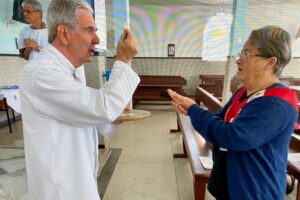 Celebração Eucarística: Padre Guanair da Silva Santos. Ministro Extraordinário da Sagrada Comunhão Paulo Roberto Pires. Acolhida e Preces da Comunidade Jorge Aleixo. Leitura Graça. Salmo 112 - Bendito Seja o Nome do Senhor, Agora e em Toda a Eternidade - Mestre Polêmico. Igreja Nossa Senhora Mãe de Deus, Bairro Nossa Senhora de Lourdes, Juiz de Fora, Minas Gerais/MG, Brasil. Registro de Capoeira Mestre Polêmico - Professor Doutor João Couto Teixeira. IMG_5226. 4,83 GB. 08h00. Sexta-feira, 22 de Agosto de 2025. HD 1080p. MOV. Universidade Livre de Estudos Culturais da Capoeira - Universidade da Capoeira - UNICAPOEIRA, Instituto de Educação Socioambiental - IESAMBI, Associação de Capoeira - ASCA e Grupo de Capoeira MEIA LUA - Fundado Terça-feira, 29 de Maio de 1962. http://universidadedacapoeira.com/ Seja membro deste canal e ganhe benefícios: https://www.youtube.com/channel/UCE6HrA5Y_VZ4-hgw8FG13aw/join PIX - polemico72@hotmail.com