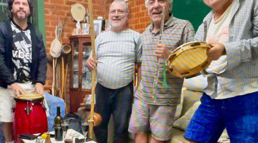 Estêvão Couto Teixeira/Flauta, Henrique Couto Teixeira/Pandeiro, Mestres Águia - David Teixeira Irsigler/Conga e Polêmico/Berimbau. Sala de Visitas, Tigüéra 360, Juiz de Fora, Minas Gerais/MG, Brasil. Registro de Capoeira Mestre Polêmico - Professor João Couto Teixeira. IMG_0640/1/2. 3,35 GB. 10h09/41/21h09. Quarta-feira, 27 de Agosto de 2025. HD 1080p. MOV. Universidade Livre de Estudos Culturais da Capoeira - Universidade da Capoeira - UNICAPOEIRA, Instituto de Educação Socioambiental - IESAMBI, Associação de Capoeira - ASCA e Grupo de Capoeira MEIA LUA - Fundado Terça-feira, 29 de Maio de 1962. Orquestra Harmônica de Berimbaus. http://universidadedacapoeira.com/ Seja membro deste canal e ganhe benefícios: https://www.youtube.com/channel/UCE6HrA5Y_VZ4-hgw8FG13aw/join PIX - polemico72@hotmail.com