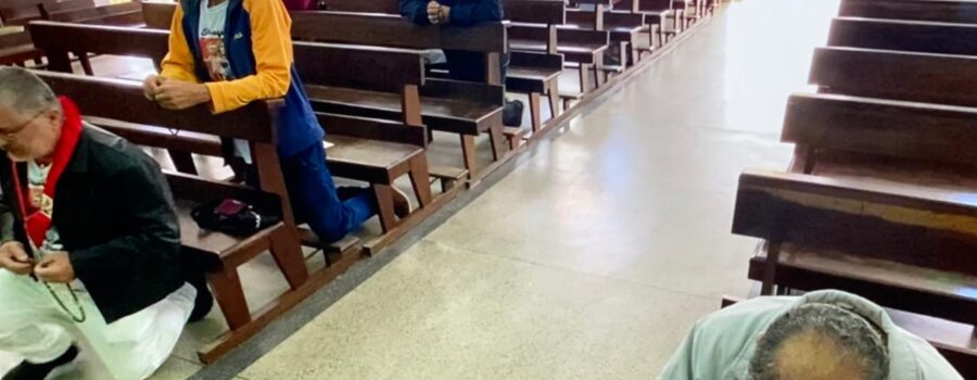 Terço dos Homens em Família: Coordenador Cláudio Luiz Farias. Igreja Nossa Senhora Mãe de Deus, Bairro Nossa Senhora de Lourdes, Juiz de Fora, Minas Gerais/MG, Brasil. Registro de Capoeira Mestre Polêmico - Professor Doutor João Couto Teixeira. IMG_5368. 3,75 GB. 08h08.Domingo, 31 de Agosto de 2025. HD 1080p. MOV. Universidade Livre de Estudos Culturais da Capoeira - Universidade da Capoeira - UNICAPOEIRA, Instituto de Educação Socioambiental - IESAMBI, Associação de Capoeira - ASCA e Grupo de Capoeira MEIA LUA - Fundado Terça-feira, 29 de Maio de 1962. http://universidadedacapoeira.com/ Seja membro deste canal e ganhe benefícios: https://www.youtube.com/channel/UCE6HrA5Y_VZ4-hgw8FG13aw/join PIX - polemico72@hotmail.com