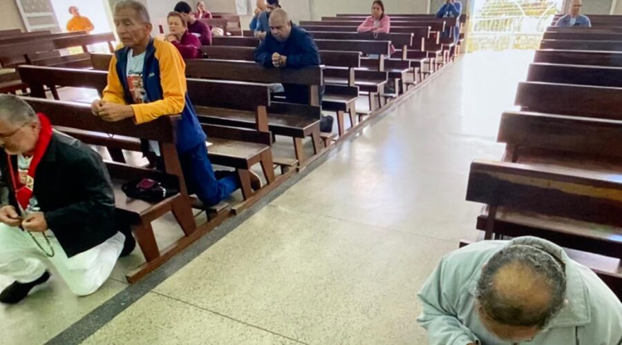 Terço dos Homens em Família: Coordenador Cláudio Luiz Farias. Igreja Nossa Senhora Mãe de Deus, Bairro Nossa Senhora de Lourdes, Juiz de Fora, Minas Gerais/MG, Brasil. Registro de Capoeira Mestre Polêmico - Professor Doutor João Couto Teixeira. IMG_5368. 3,75 GB. 08h08.Domingo, 31 de Agosto de 2025. HD 1080p. MOV. Universidade Livre de Estudos Culturais da Capoeira - Universidade da Capoeira - UNICAPOEIRA, Instituto de Educação Socioambiental - IESAMBI, Associação de Capoeira - ASCA e Grupo de Capoeira MEIA LUA - Fundado Terça-feira, 29 de Maio de 1962. http://universidadedacapoeira.com/ Seja membro deste canal e ganhe benefícios: https://www.youtube.com/channel/UCE6HrA5Y_VZ4-hgw8FG13aw/join PIX - polemico72@hotmail.com