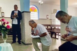 Terço dos Homens em Família - Sebastião Rosa Leite Filho. Igreja Nossa Senhora Mãe de Deus, Bairro Nossa Senhora de Lourdes, Juiz de Fora, Minas Gerais/MG, Brasil. Registro de Capoeira Mestre Polêmico - Professor Doutor João Couto Teixeira. IMG_5509. 3,5 GB. 08h18. Domingo, 07 de Setembro de 2025. HD 1080p. MOV. Universidade Livre de Estudos Culturais da Capoeira - Universidade da Capoeira - UNICAPOEIRA, Instituto de Educação Socioambiental - IESAMBI, Associação de Capoeira - ASCA e Grupo de Capoeira MEIA LUA - Fundado Terça-feira, 29 de Maio de 1962. http://universidadedacapoeira.com/ Seja membro deste canal e ganhe benefícios: https://www.youtube.com/channel/UCE6HrA5Y_VZ4-hgw8FG13aw/join PIX - polemico72@hotmail.com
