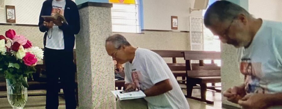 Terço dos Homens em Família - Sebastião Rosa Leite Filho. Igreja Nossa Senhora Mãe de Deus, Bairro Nossa Senhora de Lourdes, Juiz de Fora, Minas Gerais/MG, Brasil. Registro de Capoeira Mestre Polêmico - Professor Doutor João Couto Teixeira. IMG_5509. 3,5 GB. 08h18. Domingo, 07 de Setembro de 2025. HD 1080p. MOV. Universidade Livre de Estudos Culturais da Capoeira - Universidade da Capoeira - UNICAPOEIRA, Instituto de Educação Socioambiental - IESAMBI, Associação de Capoeira - ASCA e Grupo de Capoeira MEIA LUA - Fundado Terça-feira, 29 de Maio de 1962. http://universidadedacapoeira.com/ Seja membro deste canal e ganhe benefícios: https://www.youtube.com/channel/UCE6HrA5Y_VZ4-hgw8FG13aw/join PIX - polemico72@hotmail.com