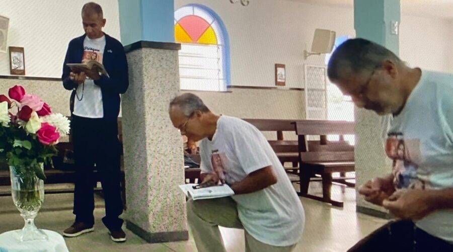 Terço dos Homens em Família - Sebastião Rosa Leite Filho. Igreja Nossa Senhora Mãe de Deus, Bairro Nossa Senhora de Lourdes, Juiz de Fora, Minas Gerais/MG, Brasil. Registro de Capoeira Mestre Polêmico - Professor Doutor João Couto Teixeira. IMG_5509. 3,5 GB. 08h18. Domingo, 07 de Setembro de 2025. HD 1080p. MOV. Universidade Livre de Estudos Culturais da Capoeira - Universidade da Capoeira - UNICAPOEIRA, Instituto de Educação Socioambiental - IESAMBI, Associação de Capoeira - ASCA e Grupo de Capoeira MEIA LUA - Fundado Terça-feira, 29 de Maio de 1962. http://universidadedacapoeira.com/ Seja membro deste canal e ganhe benefícios: https://www.youtube.com/channel/UCE6HrA5Y_VZ4-hgw8FG13aw/join PIX - polemico72@hotmail.com
