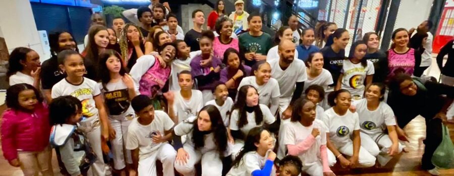 União das Vozes Femininas: Homenagem a Teresa de Benguela - Roda de Capoeira, Maculelê e Samba de Roda. Mercado Municipal, Bairro Centro, Juiz de Fora, Minas Gerais/MG, Brasil. Registro de Capoeira Mestre Polêmico - Professor Doutor João Couto Teixeira. IMG_0630. 6,94 GB. 18h34. Sexta-feira, 25 de Julho de 2025. HD 1080p. MOV. Universidade Livre de Estudos Culturais da Capoeira - Universidade da Capoeira - UNICAPOEIRA, Instituto de Educação Socioambiental - IESAMBI, Associação de Capoeira - ASCA e Grupo de Capoeira MEIA LUA - Fundado Terça-feira, 29 de Maio de 1962. Orquestra Harmônica de Berimbaus. http://universidadedacapoeira.com/ Seja membro deste canal e ganhe benefícios: https://www.youtube.com/channel/UCE6HrA5Y_VZ4-hgw8FG13aw/join PIX - polemico72@hotmail.com