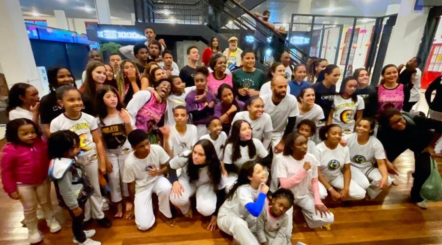 União das Vozes Femininas: Homenagem a Teresa de Benguela - Roda de Capoeira, Maculelê e Samba de Roda. Mercado Municipal, Bairro Centro, Juiz de Fora, Minas Gerais/MG, Brasil. Registro de Capoeira Mestre Polêmico - Professor Doutor João Couto Teixeira. IMG_0630. 6,94 GB. 18h34. Sexta-feira, 25 de Julho de 2025. HD 1080p. MOV. Universidade Livre de Estudos Culturais da Capoeira - Universidade da Capoeira - UNICAPOEIRA, Instituto de Educação Socioambiental - IESAMBI, Associação de Capoeira - ASCA e Grupo de Capoeira MEIA LUA - Fundado Terça-feira, 29 de Maio de 1962. Orquestra Harmônica de Berimbaus. http://universidadedacapoeira.com/ Seja membro deste canal e ganhe benefícios: https://www.youtube.com/channel/UCE6HrA5Y_VZ4-hgw8FG13aw/join PIX - polemico72@hotmail.com