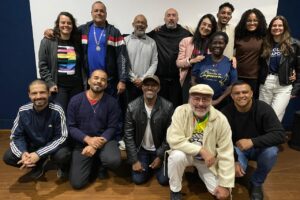 Instituto de Patrimônio Histórico e Artístico Nacional - IPHAN/Fundação Cultural Alfredo Ferreira Lage - FUNALFA/Empresa RM: Décima Reunião de Grupos de Trabalho para Apresentação de Salvaguardas da Capoeira. Flaviana Oliveira. Centro Cultural Bernardo Mascarenhas, Avenida Getúlio Vargas, Número 200, CEP 36.010-000, Bairro Centro, Juiz de Fora, Minas Gerais/MG, Brasil. Registro de Capoeira Mestre Polêmico - Professor Doutor João Couto Teixeira. IMG_6533. 8,25 GB. 20h15. Quarta-feira, 22 de Outubro de 2025. HD 1080p. MOV. Universidade Livre de Estudos Culturais da Capoeira - Universidade da Capoeira - UNICAPOEIRA, Instituto de Educação Socioambiental - IESAMBI, Associação de Capoeira - ASCA e Grupo de Capoeira MEIA LUA - Fundado Terça-feira, 29 de Maio de 1962. Orquestra Harmônica de Berimbaus. http://universidadedacapoeira.com/ Seja membro deste canal e ganhe benefícios: https://www.youtube.com/channel/UCE6HrA5Y_VZ4-hgw8FG13aw/join PIX - polemico72@hotmail.com
