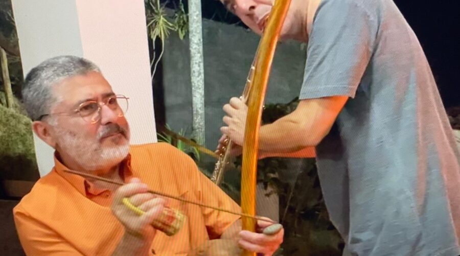 Som: Estêvão Couto Teixeira - Flauta, Henrique Couto Teixeira - Bongô, Mestres Polêmico - Berimbau e Águia - David Teixeira Irsigler - Pandeiro. Hall de Entrada, Tigüéra 363, Juiz de Fora, Minas Gerais/MG, Brasil. Registro de Capoeira Estrela Dalva - Artista Plástica e Cineasta Salete Libardoni. IMG_3327/31. 840,2 MB. Quinta-feira, 11 de Dezembro de 2022. HD 1080p. MOV. Universidade Livre de Estudos Culturais da Capoeira - Universidade da Capoeira - UNICAPOEIRA, Instituto de Educação Socioambiental - IESAMBI, Associação de Capoeira - ASCA e Grupo de Capoeira MEIA LUA - Fundado Terça-feira, 29 de Maio de 1962. Orquestra Harmônica de Berimbaus. http://universidadedacapoeira.com/ Seja membro deste canal e ganhe benefícios: https://www.youtube.com/channel/UCE6HrA5Y_VZ4-hgw8FG13aw/join PIX - polemico72@hotmail.com
