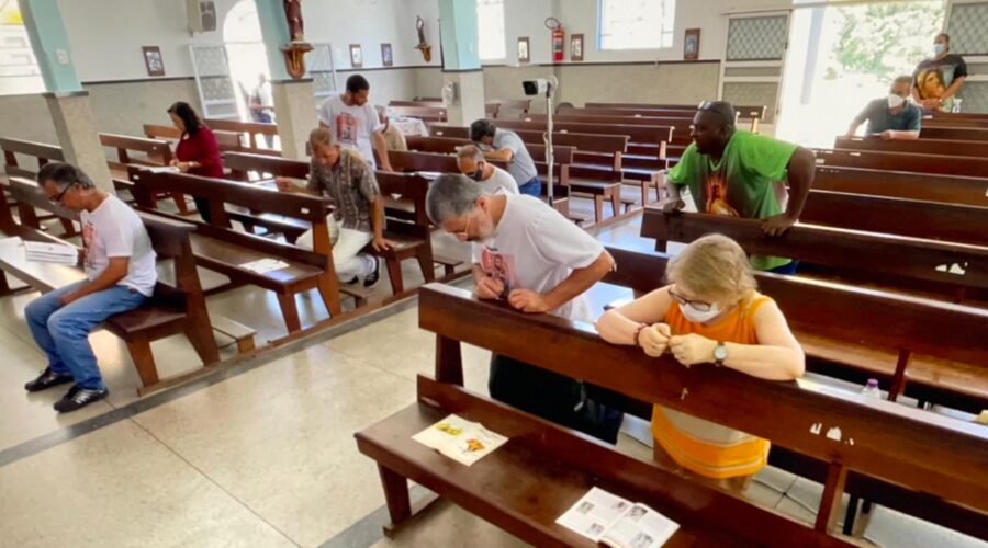 Terço dos Homens em Família: Wanderley Tagliatte. Igreja Nossa Senhora Mãe de Deus, Bairro Nossa Senhora de Lourdes, Juiz de Fora, Minas Gerais/MG, Brasil. Registro de Capoeira Mestre Polêmico - Professor João Couto Teixeira. IMG_7541. 3,84 GB. 20h45. Domingo, 11 de Dezembro de 2022. HD 1080p. Universidade Livre de Estudos Culturais da Capoeira - Universidade da Capoeira - UNICAPOEIRA, Instituto de Educação Socioambiental - IESAMBI, Associação de Capoeira - ASCA e Grupo de Capoeira MEIA LUA - Fundado Terça-feira, 29 de Maio de 1962. Orquestra Harmônica de Berimbaus. http://universidadedacapoeira.com/ Seja membro deste canal e ganhe benefícios: https://www.youtube.com/channel/UCE6HrA5Y_VZ4-hgw8FG13aw/join PIX - polemico72@hotmail.com
