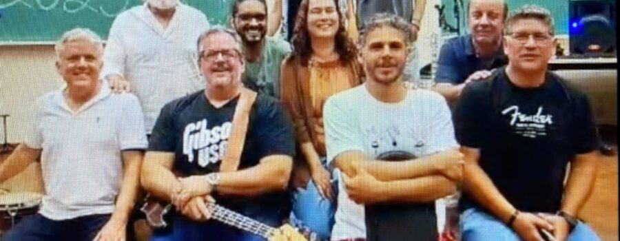 Som Aberto: Henrique Couto Teixeira, Banda Produção Urbana, Carol Carvalho e Lucas Teixeira Ferrari, Pedro Kopschitz Xavier Bastos, Priscila Martins, Capoeira Mestre Asè Dudu - Faustino Luiz Couto Teixeira. Instituto de Ciências Biológicas - ICB, Universidade Federal de Juiz de Fora - UFJF, Minas Gerais/MG, Brasil. Registro de Capoeira Mestre Polêmico - Professor João Couto Teixeira. 964,8 MB. 17h00. Quinta-feira, 13 de Novembro de 2025. HD 1080p. MOV. Universidade Livre de Estudos Culturais da Capoeira - Universidade da Capoeira - UNICAPOEIRA, Instituto de Educação Socioambiental - IESAMBI, Associação de Capoeira - ASCA e Grupo de Capoeira MEIA LUA - Fundado Terça-feira, 29 de Maio de 1962. http://universidadedacapoeira.com/ Seja membro deste canal e ganhe benefícios: https://www.youtube.com/channel/UCE6HrA5Y_VZ4-hgw8FG13aw/join PIX - polemico72@hotmail.com