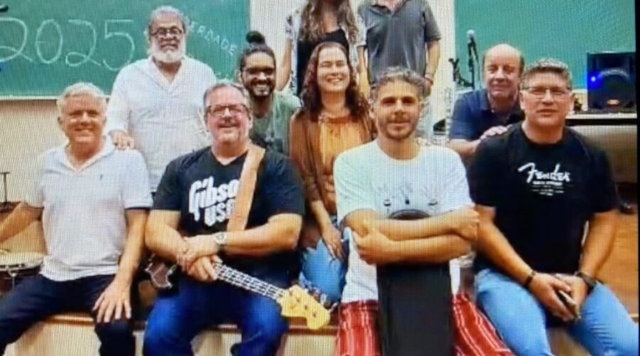Som Aberto: Henrique Couto Teixeira, Banda Produção Urbana, Carol Carvalho e Lucas Teixeira Ferrari, Pedro Kopschitz Xavier Bastos, Priscila Martins, Capoeira Mestre Asè Dudu - Faustino Luiz Couto Teixeira. Instituto de Ciências Biológicas - ICB, Universidade Federal de Juiz de Fora - UFJF, Minas Gerais/MG, Brasil. Registro de Capoeira Mestre Polêmico - Professor João Couto Teixeira. 964,8 MB. 17h00. Quinta-feira, 13 de Novembro de 2025. HD 1080p. MOV. Universidade Livre de Estudos Culturais da Capoeira - Universidade da Capoeira - UNICAPOEIRA, Instituto de Educação Socioambiental - IESAMBI, Associação de Capoeira - ASCA e Grupo de Capoeira MEIA LUA - Fundado Terça-feira, 29 de Maio de 1962. http://universidadedacapoeira.com/ Seja membro deste canal e ganhe benefícios: https://www.youtube.com/channel/UCE6HrA5Y_VZ4-hgw8FG13aw/join PIX - polemico72@hotmail.com
