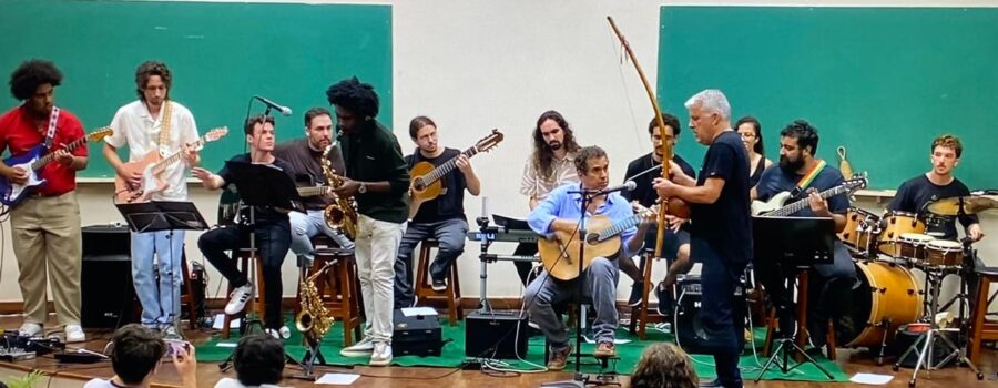 Apresentação Cultural: Henrique Couto Teixeira, Professor Zé Paulo Becker - Departamento de Música (IAD) e Turma Prática de Conjunto. Instituto de Ciências Biológicas - ICB, Universidade Federal de Juiz de Fora - UFJF, Minas Gerais/MG, Brasil. Registro de Capoeira Mestre Polêmico - Professor João Couto Teixeira. 5,41 GB. 17h02. Quarta-feira, 03 de Dezembro de 2025. HD 1080p. MOV. Universidade Livre de Estudos Culturais da Capoeira - Universidade da Capoeira - UNICAPOEIRA, Instituto de Educação Socioambiental - IESAMBI, Associação de Capoeira - ASCA e Grupo de Capoeira MEIA LUA - Fundado Terça-feira, 29 de Maio de 1962. http://universidadedacapoeira.com/ Seja membro deste canal e ganhe benefícios: https://www.youtube.com/channel/UCE6HrA5Y_VZ4-hgw8FG13aw/join PIX - polemico72@hotmail.com