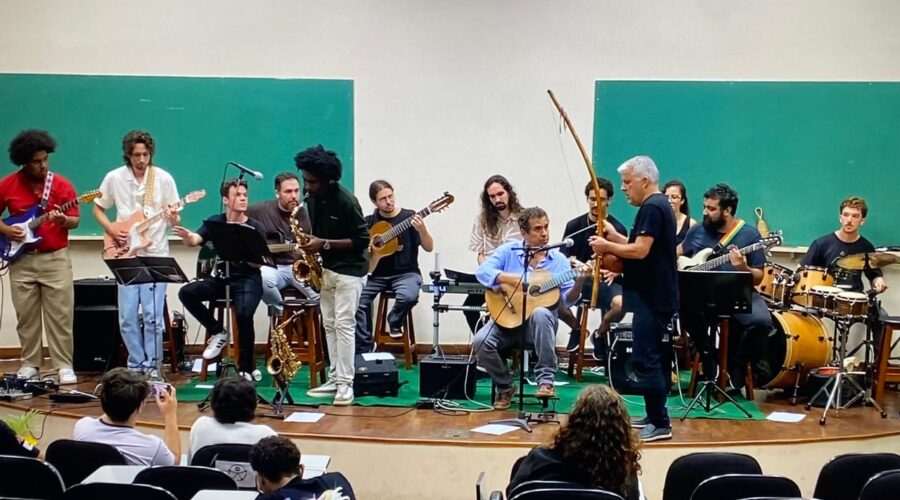 Apresentação Cultural: Henrique Couto Teixeira, Professor Zé Paulo Becker - Departamento de Música (IAD) e Turma Prática de Conjunto. Instituto de Ciências Biológicas - ICB, Universidade Federal de Juiz de Fora - UFJF, Minas Gerais/MG, Brasil. Registro de Capoeira Mestre Polêmico - Professor João Couto Teixeira. 5,41 GB. 17h02. Quarta-feira, 03 de Dezembro de 2025. HD 1080p. MOV. Universidade Livre de Estudos Culturais da Capoeira - Universidade da Capoeira - UNICAPOEIRA, Instituto de Educação Socioambiental - IESAMBI, Associação de Capoeira - ASCA e Grupo de Capoeira MEIA LUA - Fundado Terça-feira, 29 de Maio de 1962. http://universidadedacapoeira.com/ Seja membro deste canal e ganhe benefícios: https://www.youtube.com/channel/UCE6HrA5Y_VZ4-hgw8FG13aw/join PIX - polemico72@hotmail.com