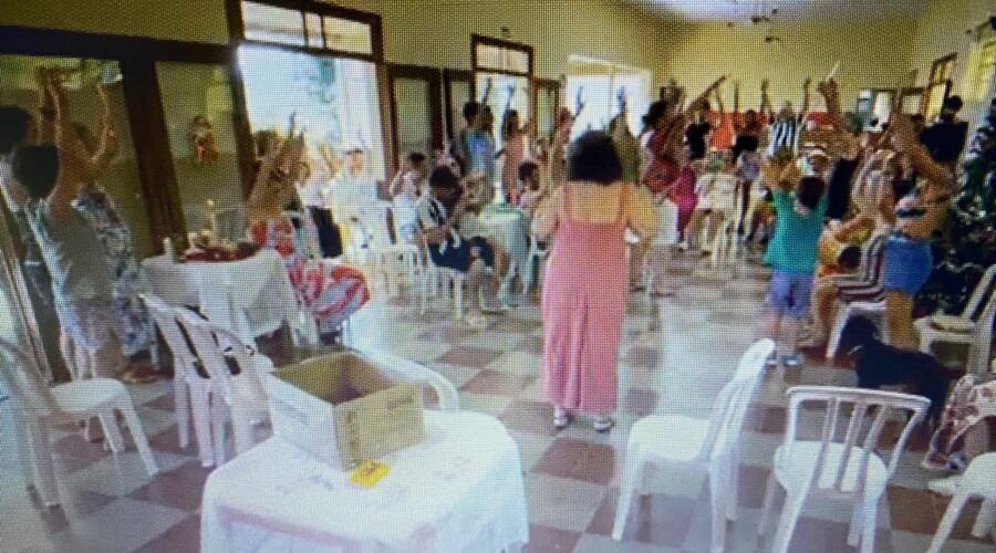 Encontro de Natal: Família Couto Teixeira e Agregados. Sede Condomínio Residencial Tigüéra, Juiz de Fora, Minas Gerais/MG, Brasil. Registros Sonoros Fornecidos por Mestre Asè Dudu - Faustino Luiz Couto Teixeira. IMG_0756. 1,6 GB. 14h19. Quinta-feira, 25 de Dezembro de 2025. HD1080. MOV. Universidade Livre de Estudos Culturais da Capoeira - Universidade da Capoeira - UNICAPOEIRA, Instituto de Educação Socioambiental - IESAMBI, Associação de Capoeira - ASCA e Grupo de Capoeira MEIA LUA - Fundado Terça-feira, 29 de Maio de 1962. http://universidadedacapoeira.com/ Seja membro deste canal e ganhe benefícios: https://www.youtube.com/channel/UCE6HrA5Y_VZ4-hgw8FG13aw/join PIX - polemico72@hotmail.com