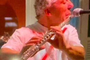 Estêvão Couto Teixeira e Isaque Carbogim - Flauta, Luiz Henrique - Teclado e Mestre Polêmico - Pandeiro. Madame Geváh, Rua Marechal Deodoro, Número 280, Bairro Centro, Juiz de Fora, Minas Gerais/MG, Brasil. Registro de Capoeira Mestre Polêmico - Professor Doutor João Couto Teixeira. IMG_0667/8. 7,96 GB. 17h00. Sábado, 25 de Outubro de 2025. HD 1080p. MOV. Universidade Livre de Estudos Culturais da Capoeira - Universidade da Capoeira - UNICAPOEIRA, Instituto de Educação Socioambiental - IESAMBI, Associação de Capoeira - ASCA e Grupo de Capoeira MEIA LUA - Fundado Terça-feira, 29 de Maio de 1962. http://universidadedacapoeira.com/ Seja membro deste canal e ganhe benefícios: https://www.youtube.com/channel/UCE6HrA5Y_VZ4-hgw8FG13aw/join PIX - polemico72@hotmail.com