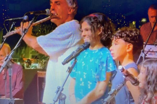 50 Anos de Música: Estêvão Couto Teixeira - Flauta, Cristovão da Silva Bastos Filho - Teclado, Jurim Francisco Leal Moreira - Bateria, Bilinho - Domingos Couto Teixeira - Violão, Xico - Francisco de Assis Couto Teixeira - Percussão, Carlos Fernando Cunha, Analú Carvalho Ferrari, Caio de Souza Irsigler, Joana Goulart Teixeira - Voz, Bruno Mancini Teixeira - Flauta. Parque Halfeld, Bairro Centro, Juiz de Fora, Minas Gerais/MG, Brasil. Registro de Capoeira Mestre Polêmico - Professor Doutor João Couto Teixeira. Edição de Xico - Francisco de Assis Couto Teixeira. Apoio Prefeitura Municipal de Juiz de Fora. IMG_0753/8046. 8,82 GB. 19h00. Terça-feira, 23 de Dezembro de 2025. HD 1080p. MOV. Universidade Livre de Estudos Culturais da Capoeira - Universidade da Capoeira - UNICAPOEIRA, Instituto de Educação Socioambiental - IESAMBI, Associação de Capoeira - ASCA, Grupo de Capoeira MEIA LUA - Fundado Terça-feira, 29 de Maio de 1962. Orquestra Harmônica de Berimbaus. http://universidadedacapoeira.com/ Seja membro deste canal e ganhe benefícios: https://www.youtube.com/channel/UCE6HrA5Y_VZ4-hgw8FG13aw/join PIX - polemico72@hotmail.com