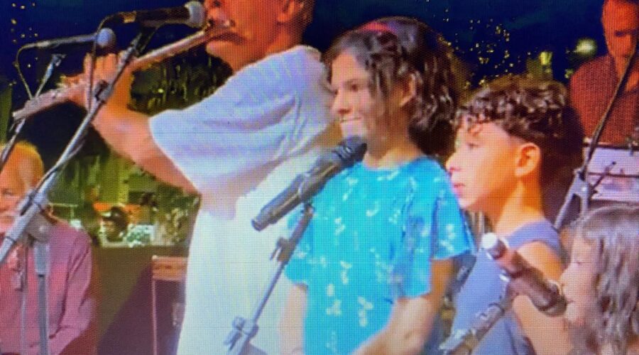 50 Anos de Música: Estêvão Couto Teixeira - Flauta, Cristovão da Silva Bastos Filho - Teclado, Jurim Francisco Leal Moreira - Bateria, Bilinho - Domingos Couto Teixeira - Violão, Xico - Francisco de Assis Couto Teixeira - Percussão, Carlos Fernando Cunha, Analú Carvalho Ferrari, Caio de Souza Irsigler, Joana Goulart Teixeira - Voz, Bruno Mancini Teixeira - Flauta. Parque Halfeld, Bairro Centro, Juiz de Fora, Minas Gerais/MG, Brasil. Registro de Capoeira Mestre Polêmico - Professor Doutor João Couto Teixeira. Edição de Xico - Francisco de Assis Couto Teixeira. Apoio Prefeitura Municipal de Juiz de Fora. IMG_0753/8046. 8,82 GB. 19h00. Terça-feira, 23 de Dezembro de 2025. HD 1080p. MOV. Universidade Livre de Estudos Culturais da Capoeira - Universidade da Capoeira - UNICAPOEIRA, Instituto de Educação Socioambiental - IESAMBI, Associação de Capoeira - ASCA, Grupo de Capoeira MEIA LUA - Fundado Terça-feira, 29 de Maio de 1962. Orquestra Harmônica de Berimbaus. http://universidadedacapoeira.com/ Seja membro deste canal e ganhe benefícios: https://www.youtube.com/channel/UCE6HrA5Y_VZ4-hgw8FG13aw/join PIX - polemico72@hotmail.com