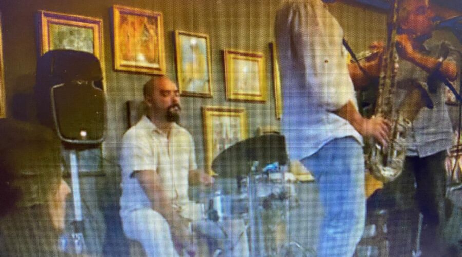 Estêvão Couto Teixeira - Flautas/Percussão, Bruno Mancini Teixeira - Flauta/Saxofone e Companhia. Bairro Caiçara, Juiz de Fora, Minas Gerais/MG, Brasil. Registro de Capoeira Estrela Dalva - Artista Plástica e Cineasta Salete Libardoni. 950,8 MB. 21h36. Sábado, 14 de Outubro de 2023. HD 1080p. MOV. Universidade Livre de Estudos Culturais da Capoeira - Universidade da Capoeira - UNICAPOEIRA, Instituto de Educação Socioambiental - IESAMBI, Associação de Capoeira - ASCA e Grupo de Capoeira MEIA LUA - Fundado Terça-feira, 29 de Maio de 1962. Orquestra Harmônica de Berimbaus. http://universidadedacapoeira.com/ Seja membro deste canal e ganhe benefícios: https://www.youtube.com/channel/UCE6HrA5Y_VZ4-hgw8FG13aw/join PIX - polemico72@hotmail.com