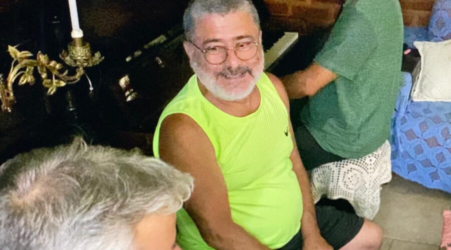 Som: Estêvão Couto Teixeira - Piano, Henrique Couto Teixeira - Conga/Quinto e Mestre Polêmico - Berimbau/Pandeiro. Sala de Visitas, Tigüéra 360, Juiz de Fora, Minas Gerais/MG, Brasil. Registro de Capoeira Mestre Polêmico - Professor Doutor João Couto Teixeira. IMG_3327/31. 4,46 GB. 20h24. Sábado, 15 de Novembro de 2025. HD 1080p. MOV. Universidade Livre de Estudos Culturais da Capoeira - Universidade da Capoeira - UNICAPOEIRA, Instituto de Educação Socioambiental - IESAMBI, Associação de Capoeira - ASCA e Grupo de Capoeira MEIA LUA - Fundado Terça-feira, 29 de Maio de 1962. Orquestra Harmônica de Berimbaus. http://universidadedacapoeira.com/ Seja membro deste canal e ganhe benefícios: https://www.youtube.com/channel/UCE6HrA5Y_VZ4-hgw8FG13aw/join PIX - polemico72@hotmail.com