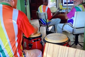 Live na Rádio: Mestr@s Boa Gente - Vivaldo Rodrigues Conceição, Polêmico - Professor Doutor João Couto Teixeira, Alexandre José Ribeiro de Amorim, Perigosa - Marialú, Henrique Couto Teixeira e Coroa - Mauro Delfino da Silva. Um e Dois, Três/Meu Pião Rodou - Mestre Gato Preto Doirado - José Luiz Gabriel Góes. Sala de Entrar, Tigüéra 360, Juiz de Fora, Minas Gerais/MG, Brasil. Registro de Capoeira Estrela Dalva - Artista Plástica e Cineasta Salete Libardoni. IMG_1729/32. 442,1 MB. 18h02/4. Quarta-feira, 25 de Janeiro de 2023. HD 1080p. MOV. Universidade Livre de Estudos Culturais da Capoeira - Universidade da Capoeira - UNICAPOEIRA, Instituto de Educação Socioambiental - IESAMBI, Associação de Capoeira - ASCA e Grupo de Capoeira MEIA LUA - Fundado Terça-feira, 29 de Maio de 1962. http://universidadedacapoeira.com/ Seja membro deste canal e ganhe benefícios: https://www.youtube.com/channel/UCE6HrA5Y_VZ4-hgw8FG13aw/join PIX - polemico72@hotmail.com