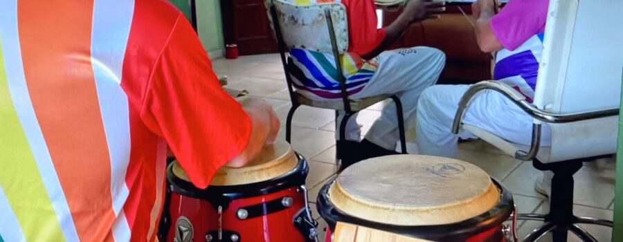 Live na Rádio: Mestr@s Boa Gente - Vivaldo Rodrigues Conceição, Polêmico - Professor Doutor João Couto Teixeira, Alexandre José Ribeiro de Amorim, Perigosa - Marialú, Henrique Couto Teixeira e Coroa - Mauro Delfino da Silva. Um e Dois, Três/Meu Pião Rodou - Mestre Gato Preto Doirado - José Luiz Gabriel Góes. Sala de Entrar, Tigüéra 360, Juiz de Fora, Minas Gerais/MG, Brasil. Registro de Capoeira Estrela Dalva - Artista Plástica e Cineasta Salete Libardoni. IMG_1729/32. 442,1 MB. 18h02/4. Quarta-feira, 25 de Janeiro de 2023. HD 1080p. MOV. Universidade Livre de Estudos Culturais da Capoeira - Universidade da Capoeira - UNICAPOEIRA, Instituto de Educação Socioambiental - IESAMBI, Associação de Capoeira - ASCA e Grupo de Capoeira MEIA LUA - Fundado Terça-feira, 29 de Maio de 1962. http://universidadedacapoeira.com/ Seja membro deste canal e ganhe benefícios: https://www.youtube.com/channel/UCE6HrA5Y_VZ4-hgw8FG13aw/join PIX - polemico72@hotmail.com