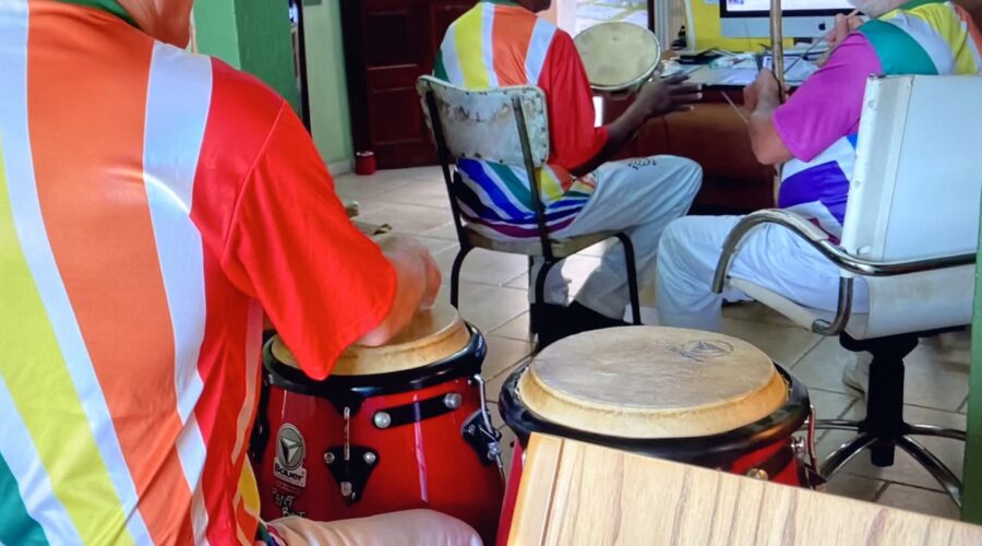 Live na Rádio: Mestr@s Boa Gente - Vivaldo Rodrigues Conceição, Polêmico - Professor Doutor João Couto Teixeira, Alexandre José Ribeiro de Amorim, Perigosa - Marialú, Henrique Couto Teixeira e Coroa - Mauro Delfino da Silva. Um e Dois, Três/Meu Pião Rodou - Mestre Gato Preto Doirado - José Luiz Gabriel Góes. Sala de Entrar, Tigüéra 360, Juiz de Fora, Minas Gerais/MG, Brasil. Registro de Capoeira Estrela Dalva - Artista Plástica e Cineasta Salete Libardoni. IMG_1729/32. 442,1 MB. 18h02/4. Quarta-feira, 25 de Janeiro de 2023. HD 1080p. MOV. Universidade Livre de Estudos Culturais da Capoeira - Universidade da Capoeira - UNICAPOEIRA, Instituto de Educação Socioambiental - IESAMBI, Associação de Capoeira - ASCA e Grupo de Capoeira MEIA LUA - Fundado Terça-feira, 29 de Maio de 1962. http://universidadedacapoeira.com/ Seja membro deste canal e ganhe benefícios: https://www.youtube.com/channel/UCE6HrA5Y_VZ4-hgw8FG13aw/join PIX - polemico72@hotmail.com