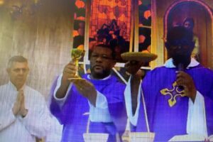 Celebração Eucarística: Padre Guanair da Silva Santos. Diácono Márcio Rosa dos Santos. Acolhida e Preces da Comunidade José Mauro Bul-la. Primeira Leitura Ministro Extraordinário da Sagrada Comunhão Eduardo Boscaro Yung. Salmo 71 - Nos Seus Dias a Justiça Florirá - Mestre Polêmico. Igreja Nossa Senhora Mãe de Deus, Bairro Nossa Senhora de Lourdes, Juiz de Fora, Minas Gerais/MG, Brasil. Registro de Capoeira Mestre Polêmico - Professor Doutor João Couto Teixeira. IMG_0730. 6,78 GB. 17h35. Domingo, 07 de Dezembro de 2025. HD 1080. MOV. Universidade Livre de Estudos Culturais da Capoeira - Universidade da Capoeira - UNICAPOEIRA, Instituto de Educação Socioambiental - IESAMBI, Associação de Capoeira - ASCA e Grupo de Capoeira MEIA LUA - Fundado Terça-feira, 29 de Maio de 1962. http://universidadedacapoeira.com/ Seja membro deste canal e ganhe benefícios: https://www.youtube.com/channel/UCE6HrA5Y_VZ4-hgw8FG13aw/join PIX - polemico72@hotmail.com