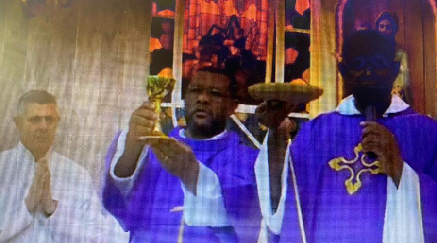 Celebração Eucarística: Padre Guanair da Silva Santos. Diácono Márcio Rosa dos Santos. Acolhida e Preces da Comunidade José Mauro Bul-la. Primeira Leitura Ministro Extraordinário da Sagrada Comunhão Eduardo Boscaro Yung. Salmo 71 - Nos Seus Dias a Justiça Florirá - Mestre Polêmico. Igreja Nossa Senhora Mãe de Deus, Bairro Nossa Senhora de Lourdes, Juiz de Fora, Minas Gerais/MG, Brasil. Registro de Capoeira Mestre Polêmico - Professor Doutor João Couto Teixeira. IMG_0730. 6,78 GB. 17h35. Domingo, 07 de Dezembro de 2025. HD 1080. MOV. Universidade Livre de Estudos Culturais da Capoeira - Universidade da Capoeira - UNICAPOEIRA, Instituto de Educação Socioambiental - IESAMBI, Associação de Capoeira - ASCA e Grupo de Capoeira MEIA LUA - Fundado Terça-feira, 29 de Maio de 1962. http://universidadedacapoeira.com/ Seja membro deste canal e ganhe benefícios: https://www.youtube.com/channel/UCE6HrA5Y_VZ4-hgw8FG13aw/join PIX - polemico72@hotmail.com