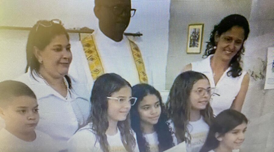 Missa - Primeira Eucaristia: Padre Guanair da Silva Santos. Diácono Márcio Rosa dos Santos. Acolhida e Preces da Comunidade Nilcéia. Salmo 121 - Quanta Alegria e Felicidade... Vamos à Casa do Senhor - Geraldo. Igreja Nossa Senhora da Visitação, Bairro Tigüéra, Juiz de Fora, Minas Gerais/MG, Brasil. Registro de Capoeira Mestre Polêmico - Professor Doutor João Couto Teixeira. IMG_7114. 10,04 GB. 07h03. Domingo, 23 de Novembro de 2025. HD 1080. MOV. Universidade Livre de Estudos Culturais da Capoeira - Universidade da Capoeira - UNICAPOEIRA, Instituto de Educação Socioambiental - IESAMBI, Associação de Capoeira - ASCA e Grupo de Capoeira MEIA LUA - Fundado Terça-feira, 29 de Maio de 1962. http://universidadedacapoeira.com/ Seja membro deste canal e ganhe benefícios: https://www.youtube.com/channel/UCE6HrA5Y_VZ4-hgw8FG13aw/join PIX - polemico72@hotmail.com