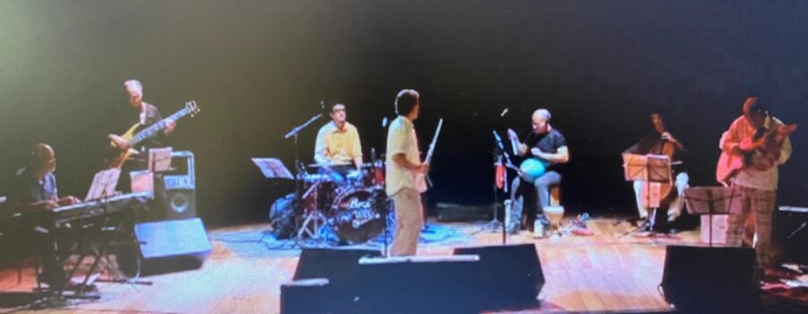 Em Música: Estêvão Couto Teixeira - Flautas e Percussão, Cristovão da Silva Bastos Filho - Piano, Jurim Francisco Leal Moreira - Bateria, Adriano Jorge Giffoni de Lima - Baixo, Bilinho - Domingos Couto Teixeira - Violão, Marcos Suzano - Percussão, Alexandre Carvalho - Guitarra, João Bustamante Teixeira - Violoncelo, Bruno Mancini Teixeira - Flauta. Músicas: 1. Abertura - Solo Improviso - Flauta em Sol 2. Buena Vista Juiz de Fora - Estêvão Teixeira 3. Colônia de São Firmino - Estêvão Teixeira 4. O Bem e o Mal - Danilo Caymmi e Dudu falcão 5. Lembranças de Murilo Mendes - Estêvão Teixeira 6. Floresta - Tema do Dia - Estêvão Teixeira 7. Na Passagem - Estêvão Teixeira 8. Terra de David - Estêvão Teixeira 9. Vera Cruz - Milton Nascimento e Márcio Borges 10. Folia no Morro da Boiada - Estêvão Teixeira Ficha Técnica: Video: Direção e Edição: Xanxão - Alexandre Alvarenga Imagens: Leonardo Gonçalves Teixeira, Xanxão, Rafael Sid, Vanderley Nazareth Automação: Leo Teixeira Som e Luz: Rafael Gustavo Loschi Gravação de Áudio e Mixagem: Kiko - Ricardo Rezende (Nave Studio) Registro Fotográfico: Marina Costa e Eliane Gomes (Olho de Peixe Fotografia) Criação e Arte Gráfica: João Paulo Lopes e ThaisVandanezi (Migra Estúdio) Revisão: Ronaldo Polito Finalização: Lara Werner Produção: Estêvão Teixeira Agradecimentos: Lenise, Guto, Marina, Eliane, Gustavo, Liliam, Bruno, Heitor, Kiko, Marcelão, Xanxão, Netinho, Lara, Léo, João e Thais Às minhas Irmãs: Cida, Ana, Luzia e meu Cunhado Kepha Aos Apoios de: José Cirino Ribeiro, Clínica de Olhos Sotto Maior e Jornal Tribuna de Minas Ao Casal Lenise Boni Gonçalves e Cleber Maurício Gonçalves, Fausto e Rafael (Max Pão), Toninho (Imperial Hotel), Susana Neves e Edgar Teatro Solar) Patrocínio: UFJF - Universidade Federal de Juiz de Fora Côrtes Villela - Medicina Laboratorial U&M - Mineração e Construção S/A Teatro Solar, Bairro Centro, Juiz de Fora, Minas Gerais/MG, Brasil. Capoeira Mestre Polêmico - Professor Doutor João Couto Teixeira. 6,59 GB. Sexta-feira, 23 de Dezembro de 2011. HD 1080p. MOV. Universidade Livre de Estudos Culturais da Capoeira - Universidade da Capoeira - UNICAPOEIRA, Instituto de Educação Socioambiental - IESAMBI, Associação de Capoeira - ASCA e Grupo de Capoeira MEIA LUA - Fundado Terça-feira, 29 de Maio de 1962. Orquestra Harmônica de Berimbaus. http://universidadedacapoeira.com/ Seja membro deste canal e ganhe benefícios: https://www.youtube.com/channel/UCE6HrA5Y_VZ4-hgw8FG13aw/join PIX - polemico72@hotmail.com